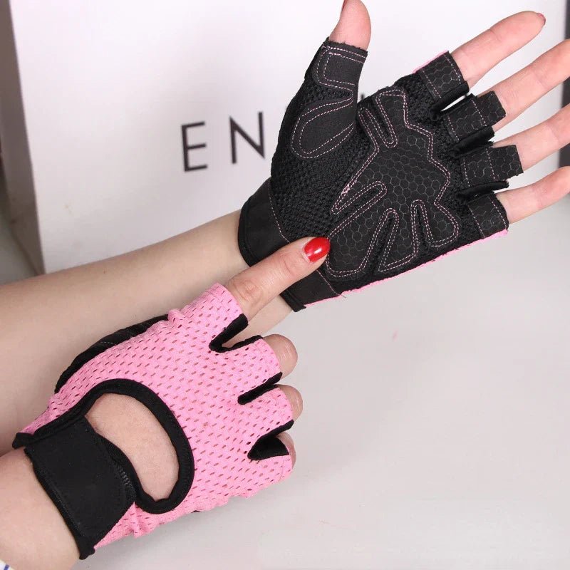 Un accessoire textile de haute qualité porté par une femme au niveau des mains, conçu avec une matiÚre légÚrement rembourrée au niveau de la paume. La fermeture au poignet est assurée par une bande élastique ajustable, renforcée pour offrir un meilleur ma