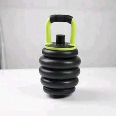 Un équipement de musculation composé d’une base robuste et de plusieurs disques noirs empilés. La poignée est texturée et recouverte d’un revêtement antidérapant vert pour un confort optimal. L’objet est placé sur une surface blanche avec un fond gris cla