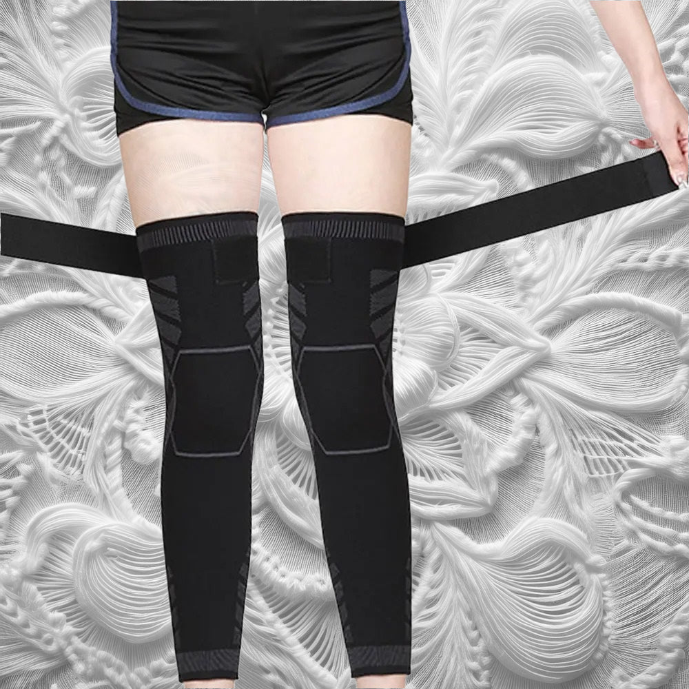 Une paire d’accessoires noirs féminins ajustés sur un fond blanc texturé. Les motifs en relief dessinent une compression ciblée. Le tissu extensible se moule naturellement aux contours des jambes. Chaque détail de la maille et des zones de maintien est mi