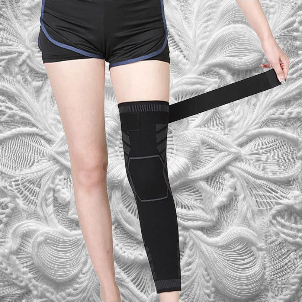 Une femme ajuste un accessoire de maintien noir avec une large sangle auto-agrippante sur sa cuisse. Le textile extensible épouse sa morphologie et offre une compression adaptée. Son design géométrique met en évidence les zones renforcées pour un maintien