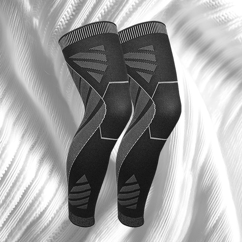 Une paire d'accessoires noirs masculins flottent sur un fond blanc soyeux. Les motifs en relief soulignent la structure élastique du textile, adapté aux mouvements sportifs. La compression progressive est visible à travers les motifs géométriques et la co