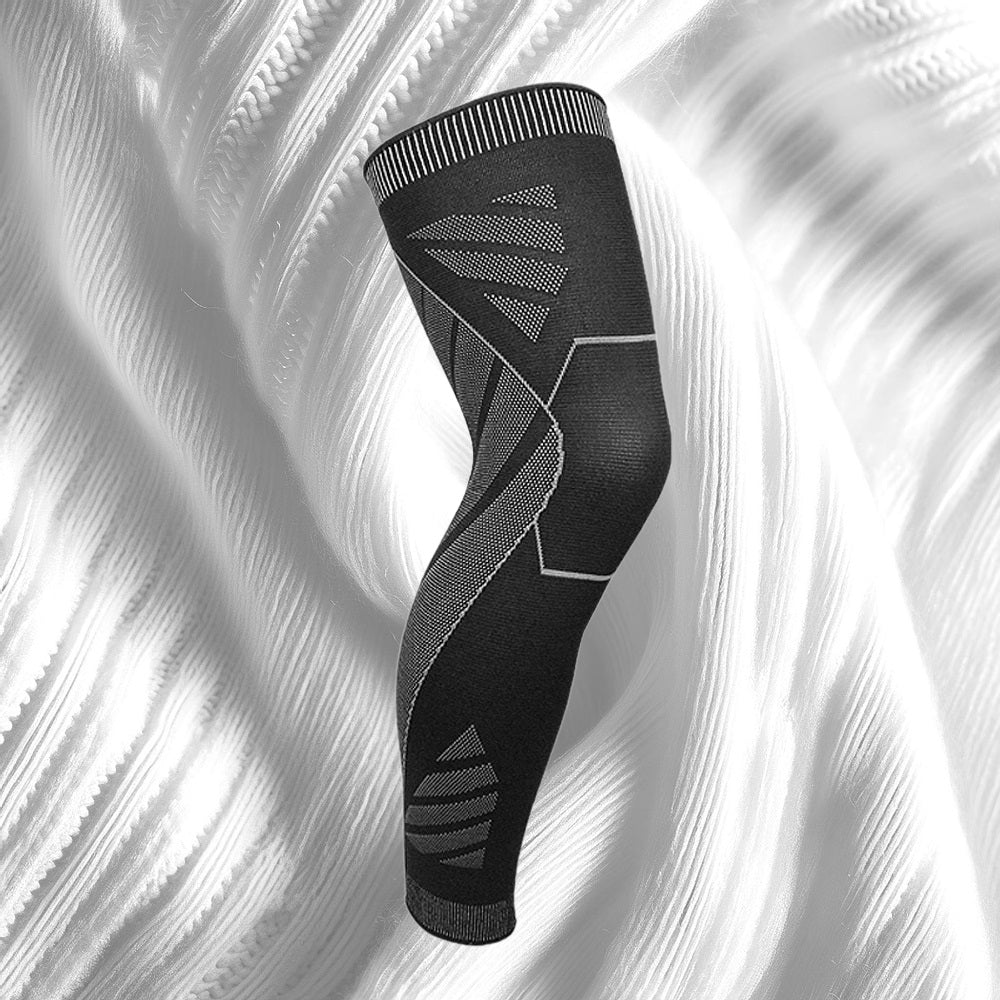Un accessoire de maintien noir masculin présenté seul sur un fond blanc texturé. La courbure naturelle du textile et les zones renforcées en silicone antidérapant sont visibles. Le design géométrique et compressif met en valeur l’ajustement optimal et l’e