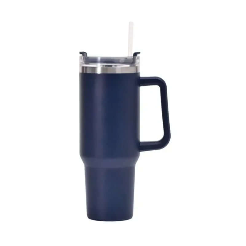 Un récipient d’un bleu marine sombre avec une surface mate et une forme fuselée. Le couvercle transparent, cerclé de métal, intègre une ouverture discrète pour une paille rigide. La poignée latérale est rectangulaire et bien intégrée au design. Le fond tu