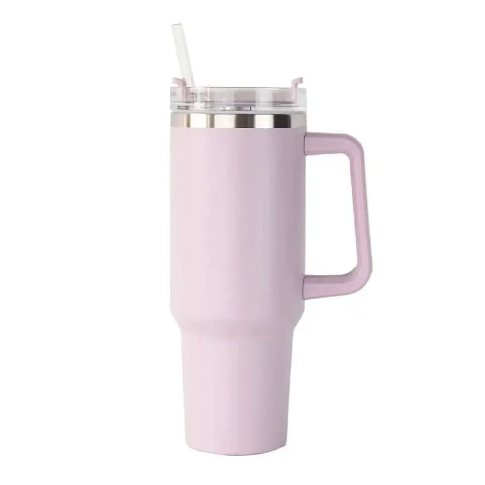Un contenant d’un mauve clair doux avec une finition mate et un design équilibré. Sa poignée rectangulaire est dissociée du corps, offrant une excellente prise en main. Le couvercle transparent, cerclé d’un bord métallique, est muni d’une ouverture adapté