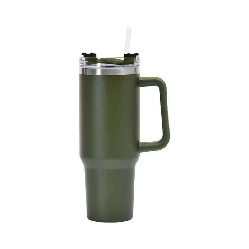 Un récipient au ton vert olive affichant une texture légère et une silhouette affinée. Son anse angulaire apporte un confort d’utilisation. Le couvercle transparent, cerclé d’un bord métallique, laisse dépasser une paille légèrement inclinée. L’arrière-pl