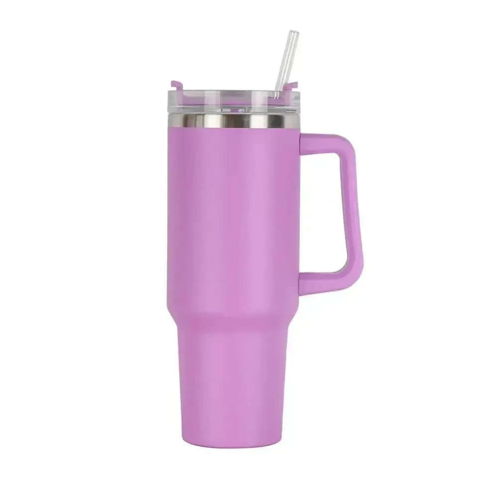 Un contenant d’un violet intense avec une finition satinée et une silhouette équilibrée. La poignée latérale se prolonge de manière fluide, assurant une bonne prise en main. Le couvercle transparent est entouré d’un anneau métallique et dispose d’une ouve