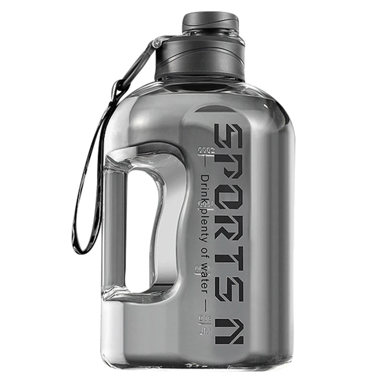 Récipient en plastique gris semi-transparent avec une capacité de 2 litres, muni d’une poignée creuse intégrée sur le côté gauche. Un bouchon noir vissé avec une fine lanière attachée à la base du bouchon. Inscriptions en lettres majuscules imprimées en v