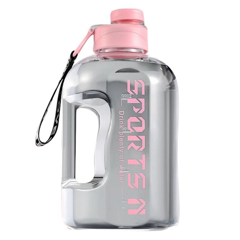 Bouteille en plastique transparent avec des reflets gris clair et une capacité de 2 litres. Équipée d’une poignée creuse sur le côté gauche et d’un bouchon rose vissé avec une lanière assortie. Inscriptions en lettres roses placées verticalement sur la su