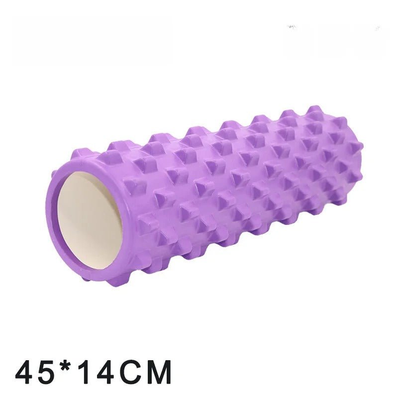 Un cylindre mauve creux de 45 cm par 14 cm repose sur un fond blanc, mettant en évidence sa surface irrégulière ornée de reliefs proéminents et disposés de manière symétrique. Son revêtement présente une alternance de zones en creux et en relief, créant un contraste de textures. Les extrémités dévoilent une structure interne de teinte plus claire, offrant une distinction nette avec la surface extérieure. L’éclairage uniforme accentue les reliefs et souligne la forme allongée et équilibrée de l’objet.