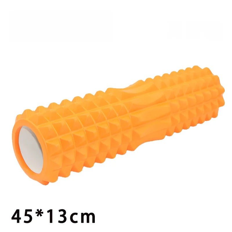 Un cylindre orange de 45 cm de longueur et 13 cm de diamètre repose sur un fond blanc, mettant en avant sa surface texturée avec des motifs arrondis en relief. Sa structure équilibrée présente une différence de diamètre entre le centre et les extrémités. Celles-ci dévoilent une surface interne plus claire, contrastant avec l’extérieur. La lumière uniforme accentue la couleur vive et la symétrie des motifs, offrant une prise en main stable.